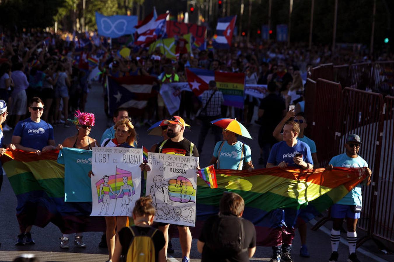 Políticos de distintos partidos han apoyado la manifestación del Orgullo Gay este sábado. Así, el vicesecretario de Política Social y Sectorial del PP, Javier Maroto, ha dicho que su formación está hoy en la manifestación por primera vez «porque es la primera vez que nos han invitado» y porque «hay que estar al lado de la igualdad, la libertad y la diversidad» independientemente de ideologías políticas. 