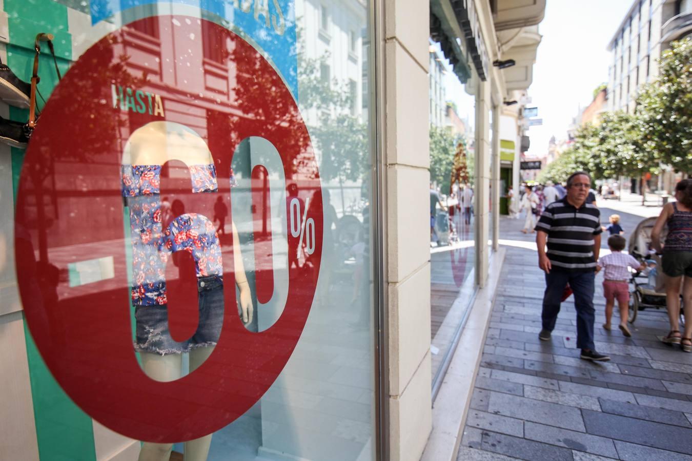 Las primeras jornadas de las rebajas de verano, en imágenes