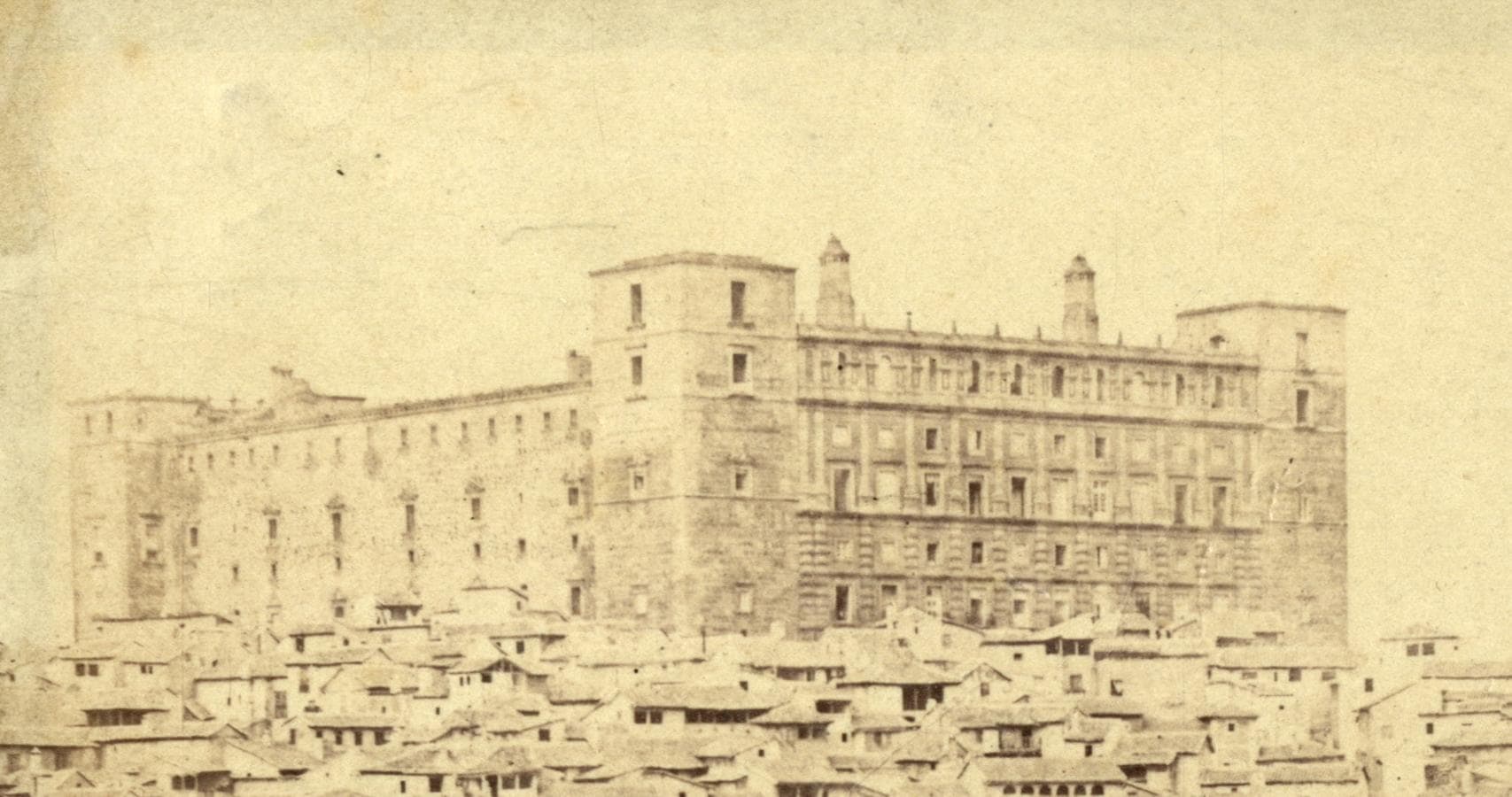 Detalle del Alcázar, aún desmochado, en una vista de Toledo de Alfonso Begue tomada hacia 1865. Foto. Archivo Municipal de Toledo. Colección de Luis Alba 