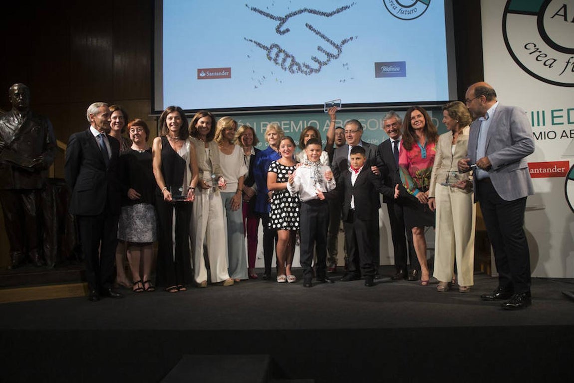 Las mejores imágenes de la gala de entrega de los Premios ABC Solidario. Foto de familia de todos los premiados de la XIII edición del Premio ABC Solidario.