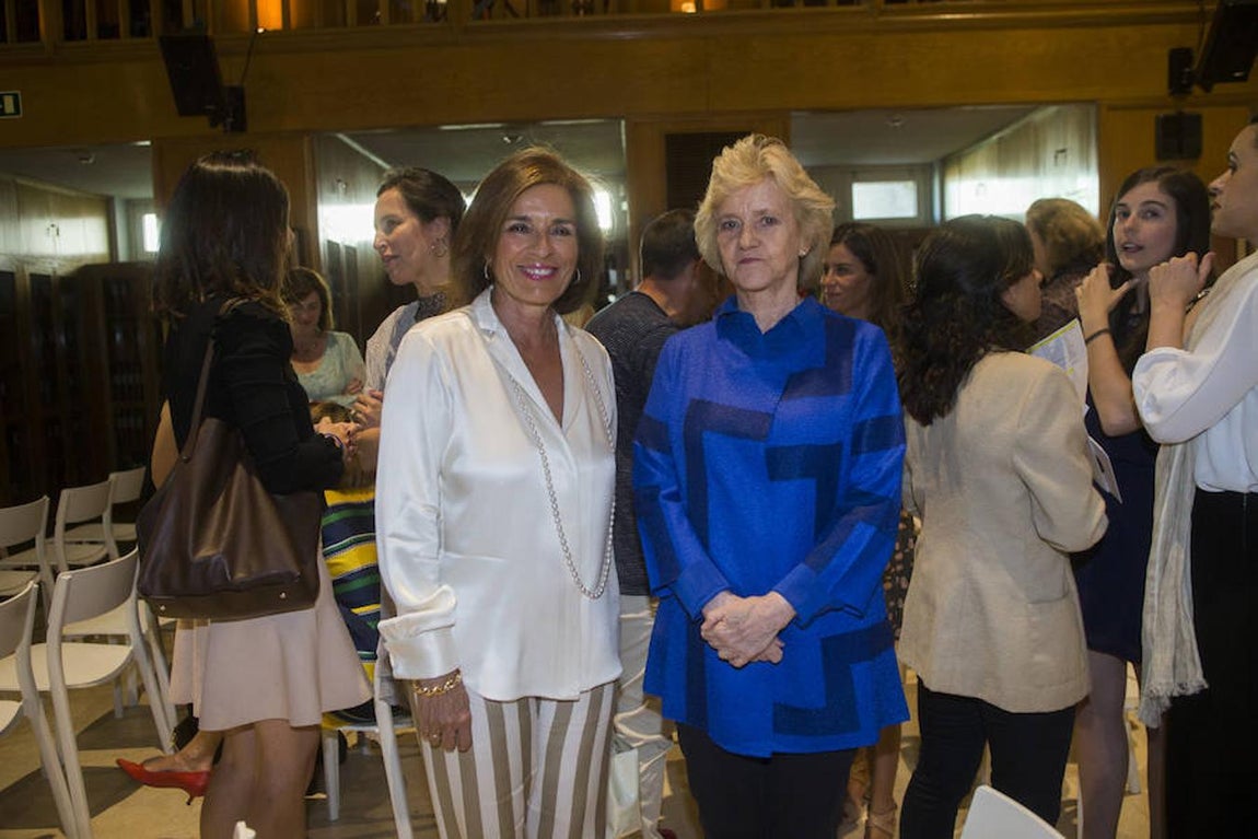 Las mejores imágenes de la gala de entrega de los Premios ABC Solidario. La exalcaldesa de Madrid, Ana Botella y la defensora del Pueblo, Soledad Becerril