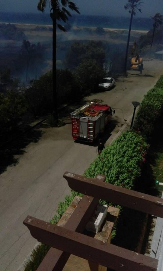 Fotos: Fuego en Atlanterra, Zahara de los Atunes