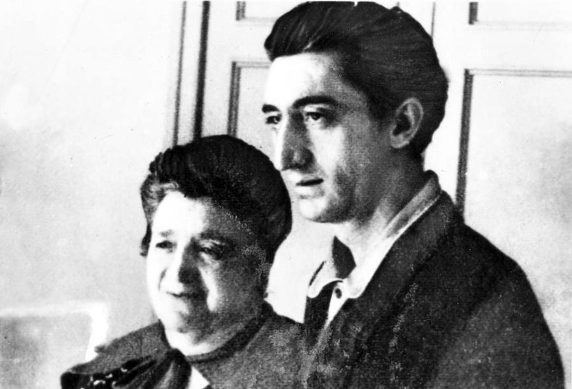 Manolete con su madre, Angustias Sánchez. 