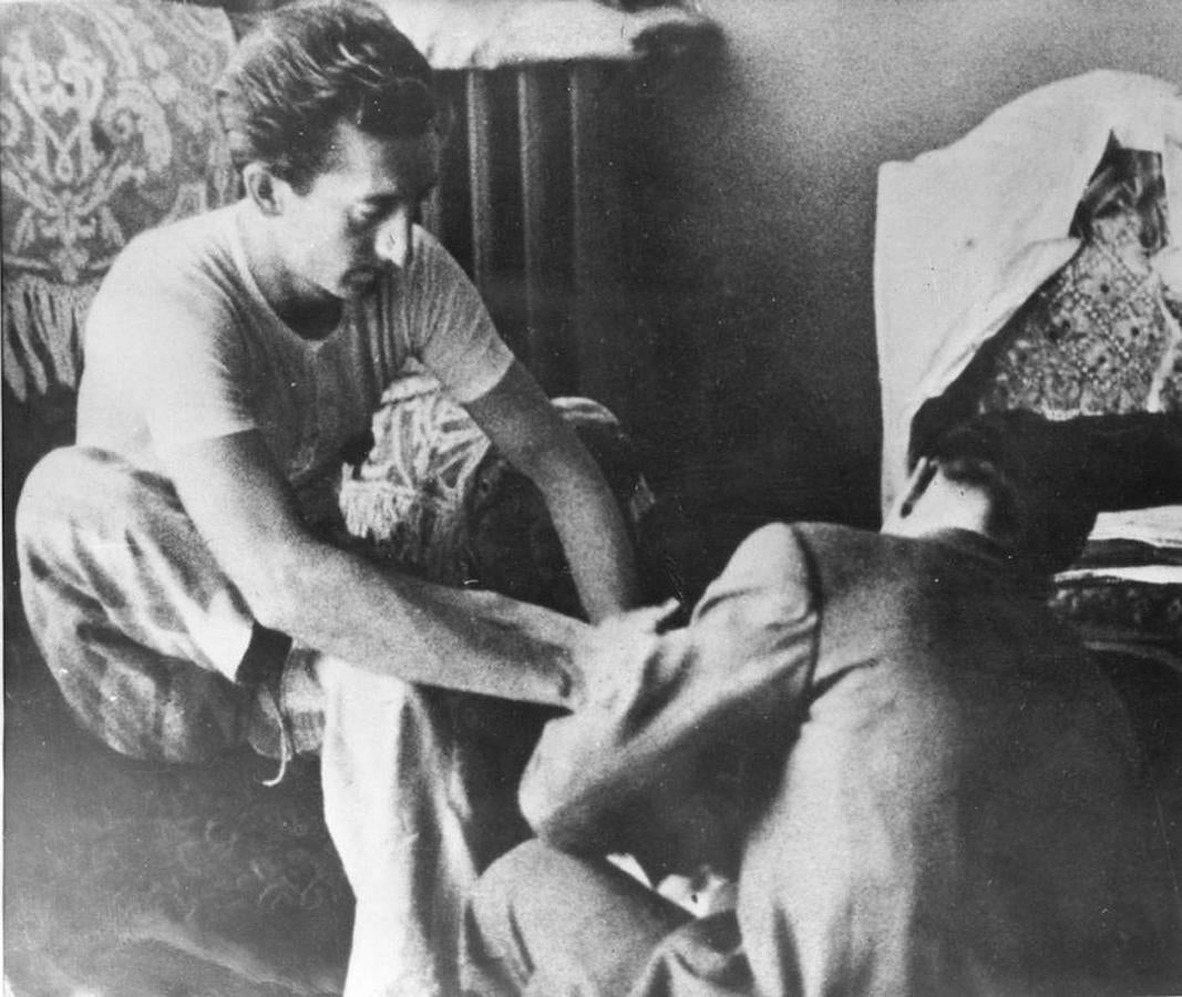 Manolete se viste para enfrentarse a una de sus corridas. 