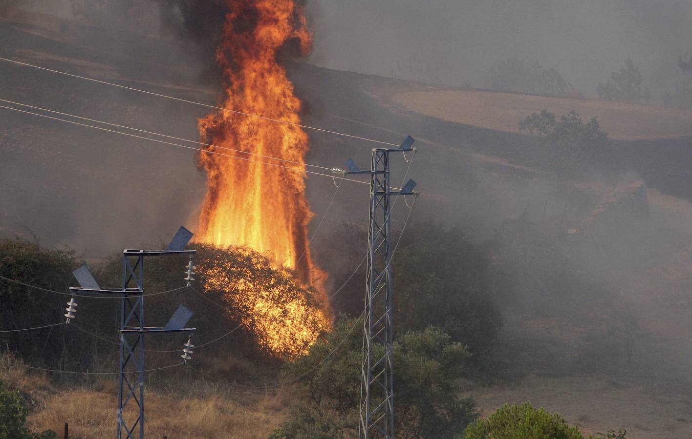 Vista del incendio declarado ayer en Minas de Riotinto (Huelva)