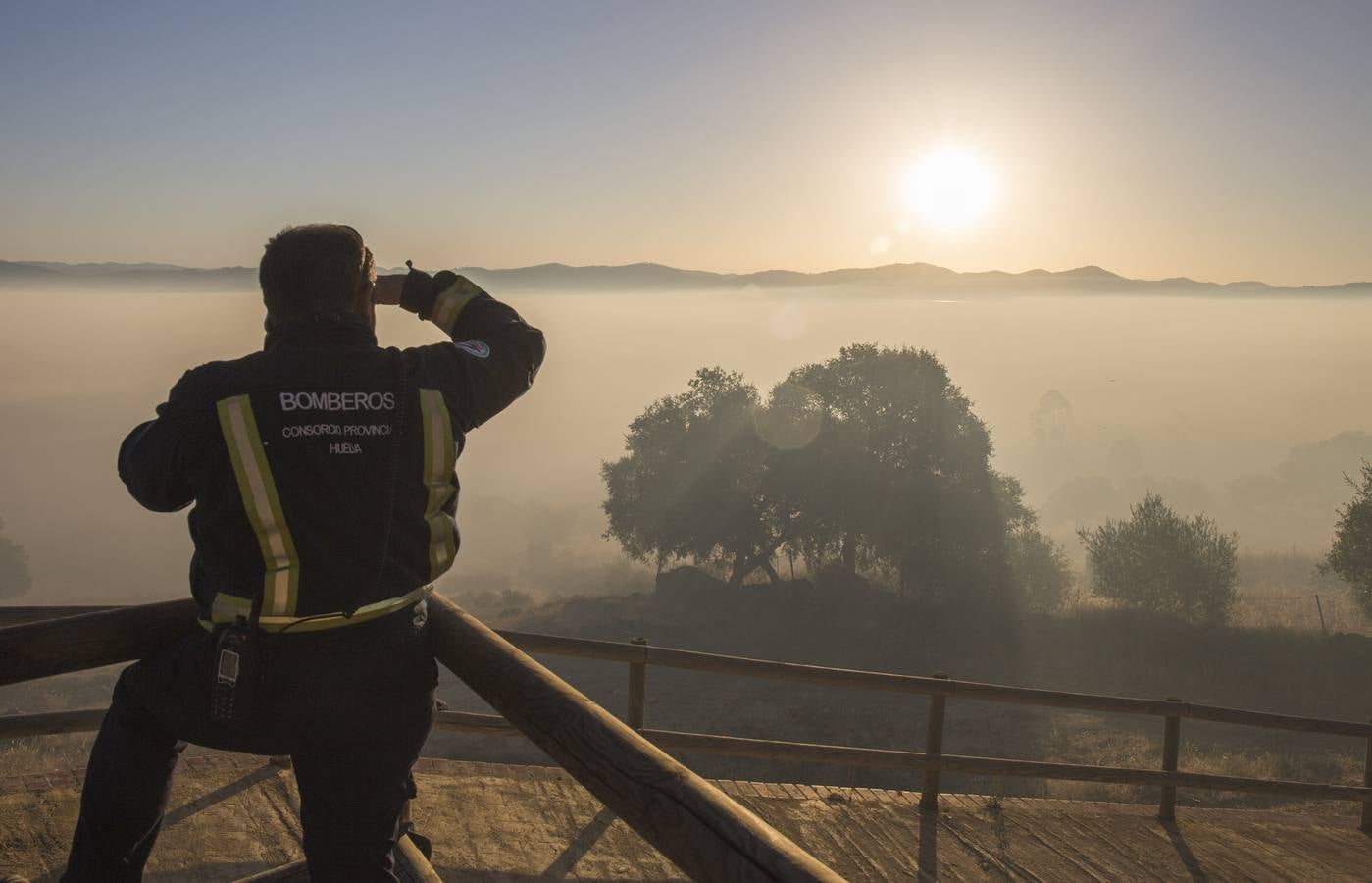 Un bombero del Consorcio Provincial de Huelva observa la zona afectada por el incendio forestal declarado en la tarde de ayer en Minas de Riotinto (Huelva)