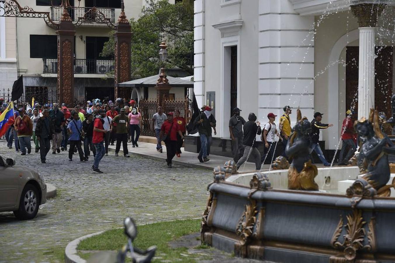 Los simpatizantes del Gobierno de Maduro lanzaron varios cohetes pirotécnicos en los alrededores de la cámara