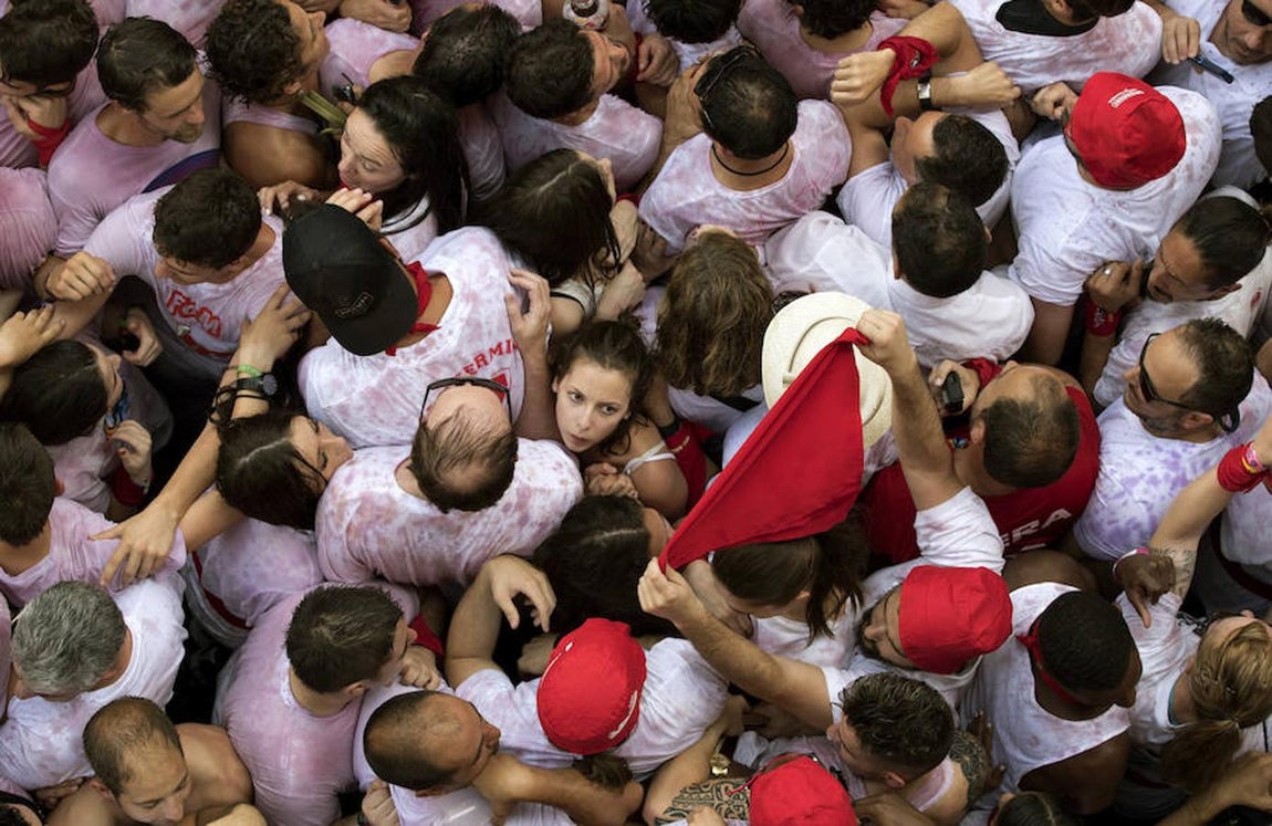La asistencia no deja espacio en la Plaza del Ayuntamiento. 