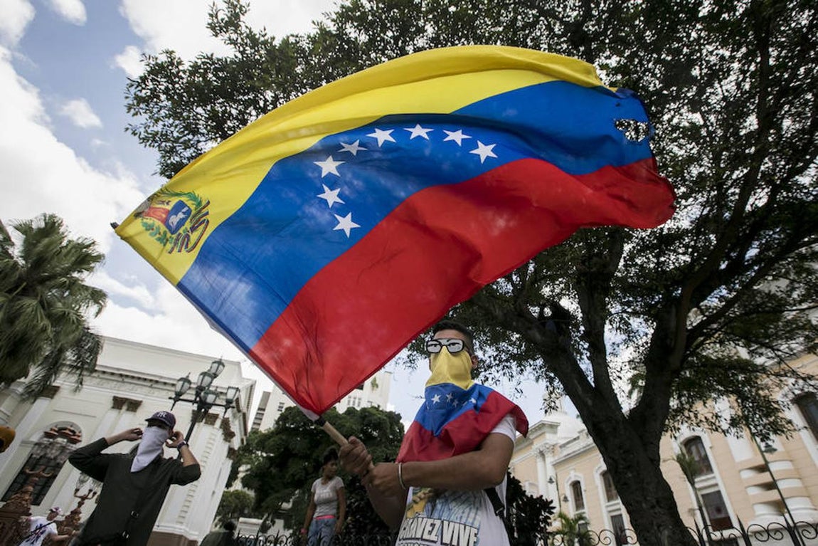 Simpatizantes del Gobierno se manifiestan en inmediaciones de la Asamblea Nacional.. 