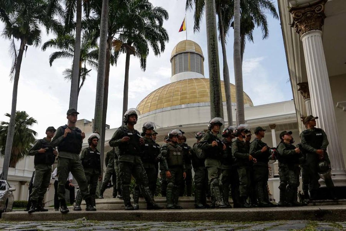 Soldados de la Guardia Nacional Bolivariana (GNB) custodian el Palacio Legislativo de la Asamblea Nacional de Venezuela.. 