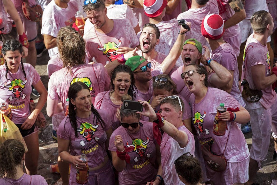 El ambiente en la plaza para recibir las fiestas. 
