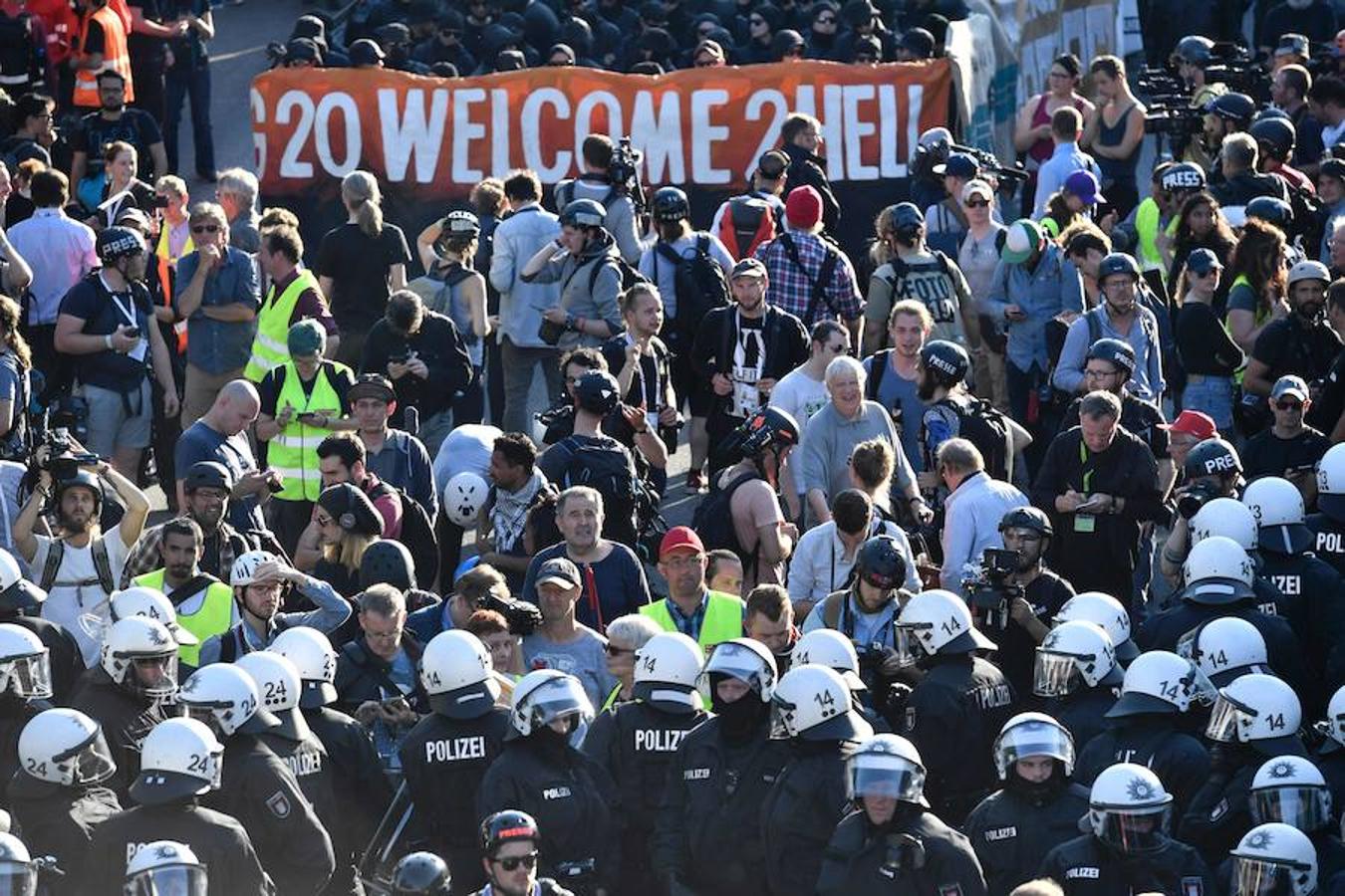 Bloqueo policial. La policía bloquea a los manifestantes durante la manifestación «Welcome to Hell» contra la cumbre del G20 en Hamburgo