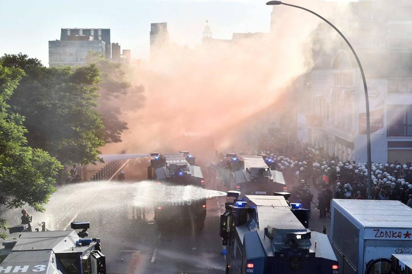 Cañones de agua. La policía antidisturbios usa cañones de agua durante la manifestación «Welcome to Hell» contra la cumbre del G20 en Hamburgo