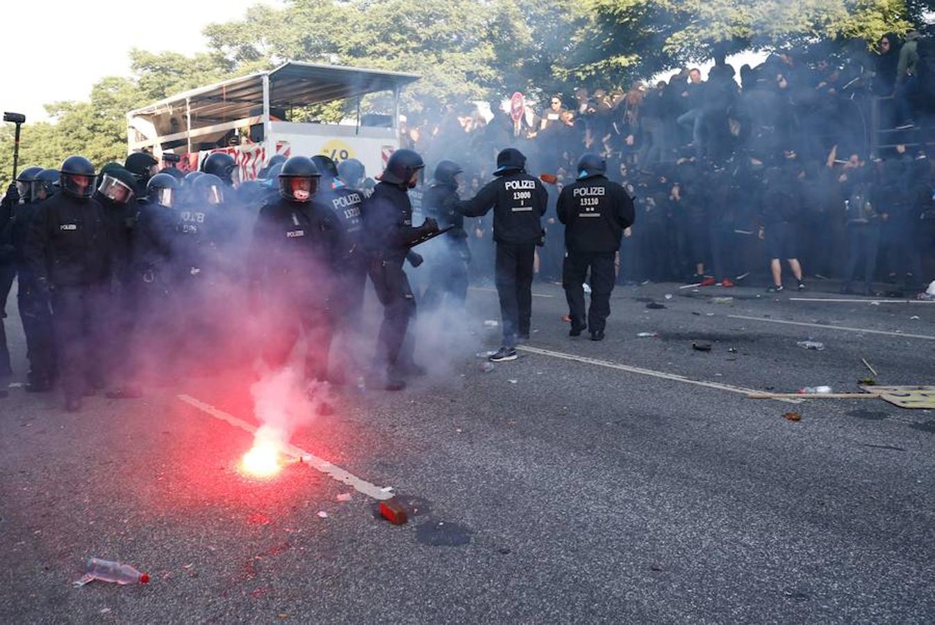 Bengalas contra la policía. Lanzan bengalas contra la policía durante la manifestación «Welcome to Hell» en Hamburgo