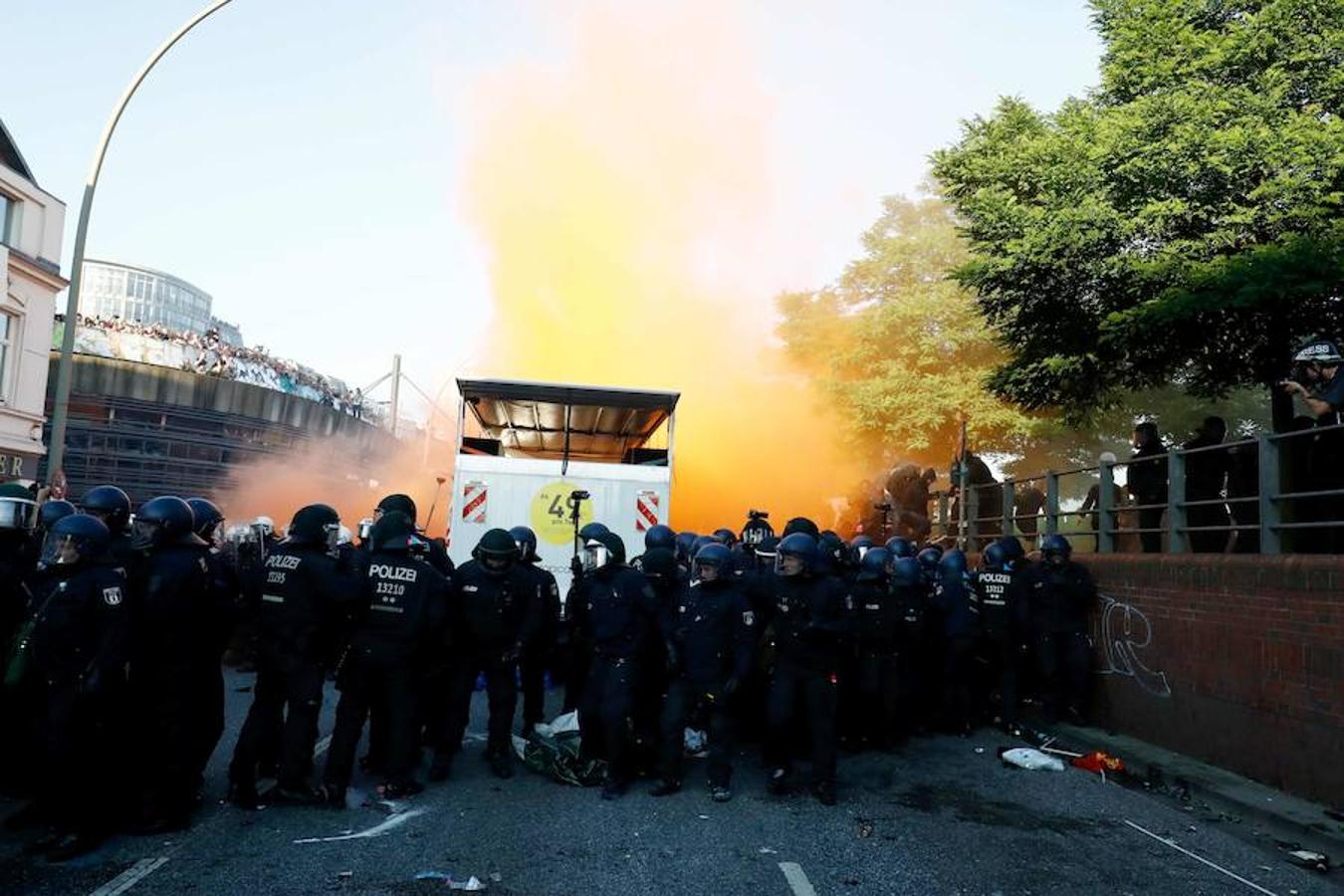 Bengalas en la manifestación. Algunos manifestantes lanzan bengalas a la policía que acompaña a los cañones de agua.