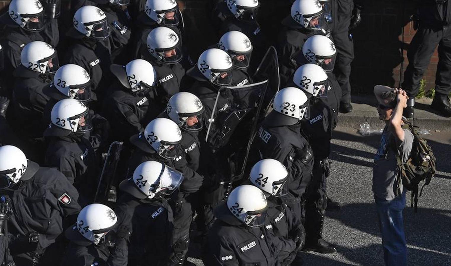 Un manifestante bloquea a la policía. Manifestante se sitúa frente a la policía durante la manifestación «Welcome to Hell».