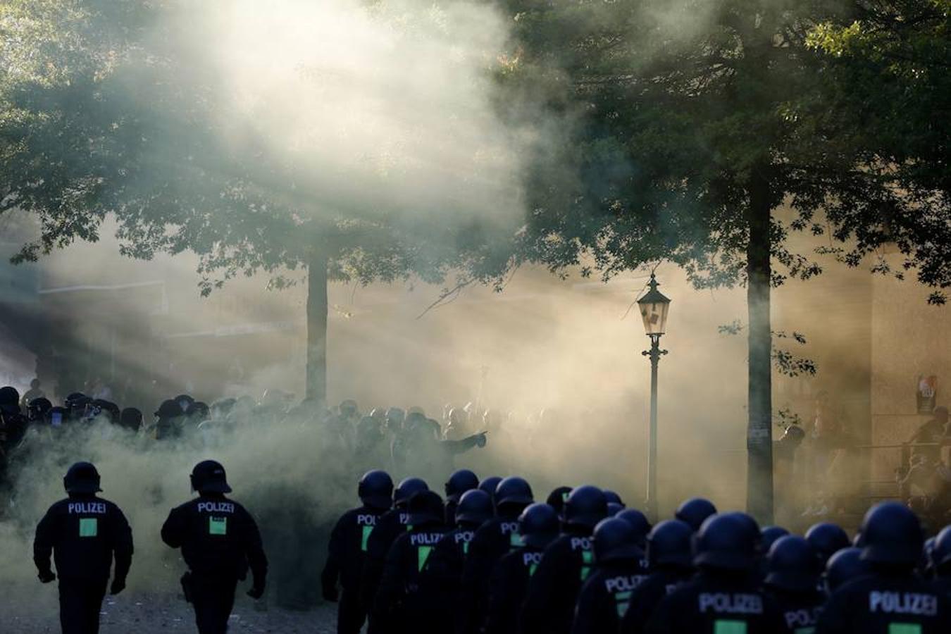 La policía se movibiliza. La policía antidisturbios se traslada durante la manifestación «Welcome to Hell» contra la cumbre del G20 en Hamburgo