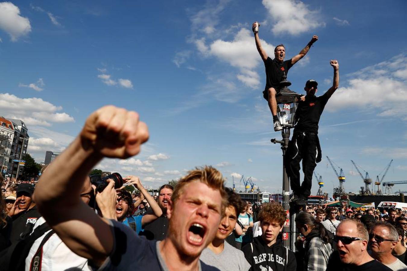 Con música «en vivo». Los manifestantes escuchan música en directo durante la protesta «Welcome to Hell» contra el G20 en Hamburgo, al norte de Alemania.