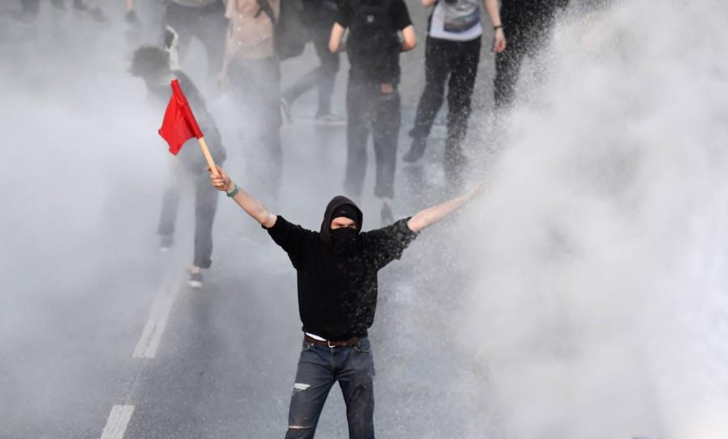 Cañones de agua. La policía antidisturbios usa cañones de agua durante la manifestación «Welcome to Hell» contra la cumbre del G20 en Hamburgo