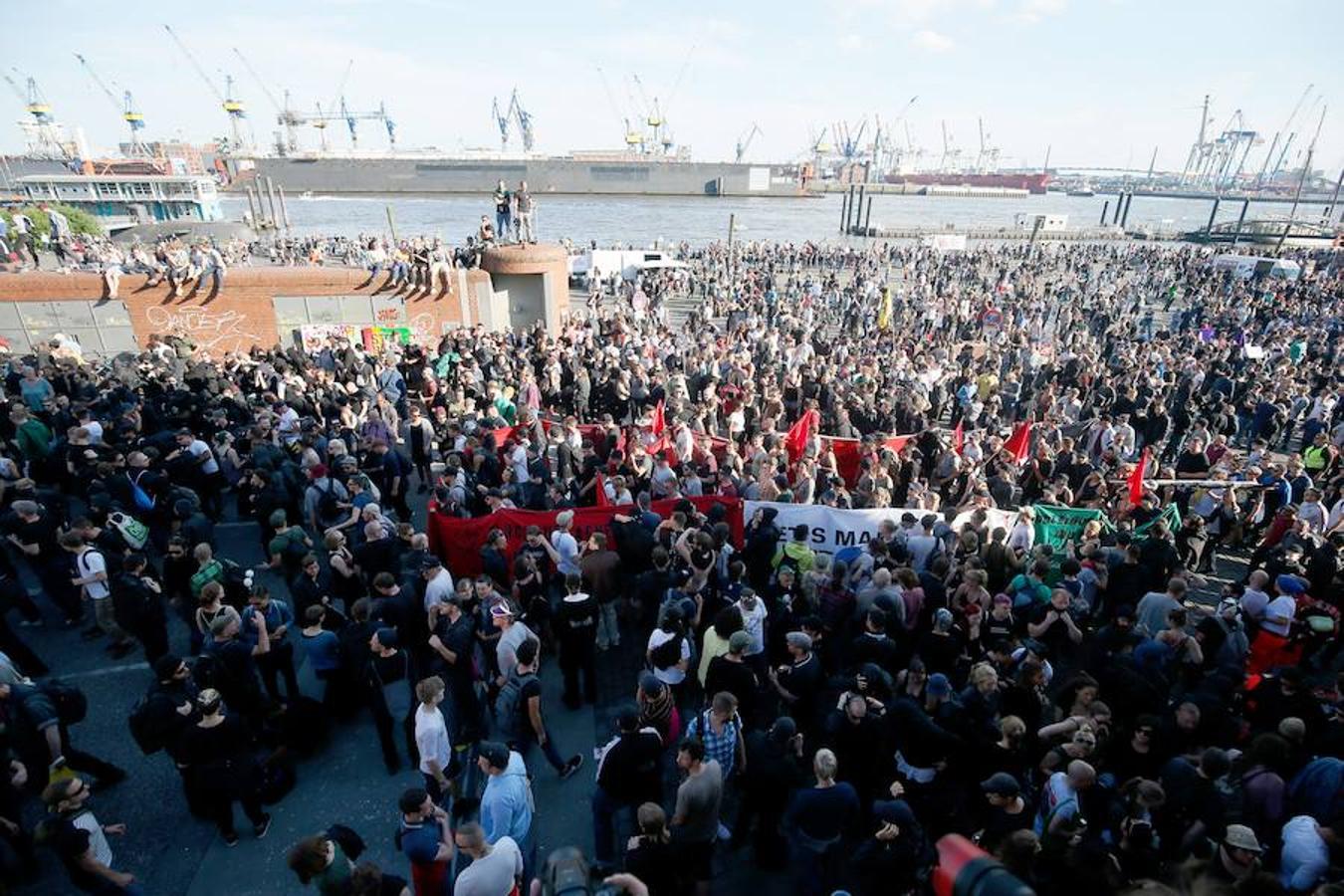 Comienza la manifestación. Manifestantes asisten a la manifestación «'Welcome to Hell» (Bienvenido al Infierno) antes de la cumbre del G20