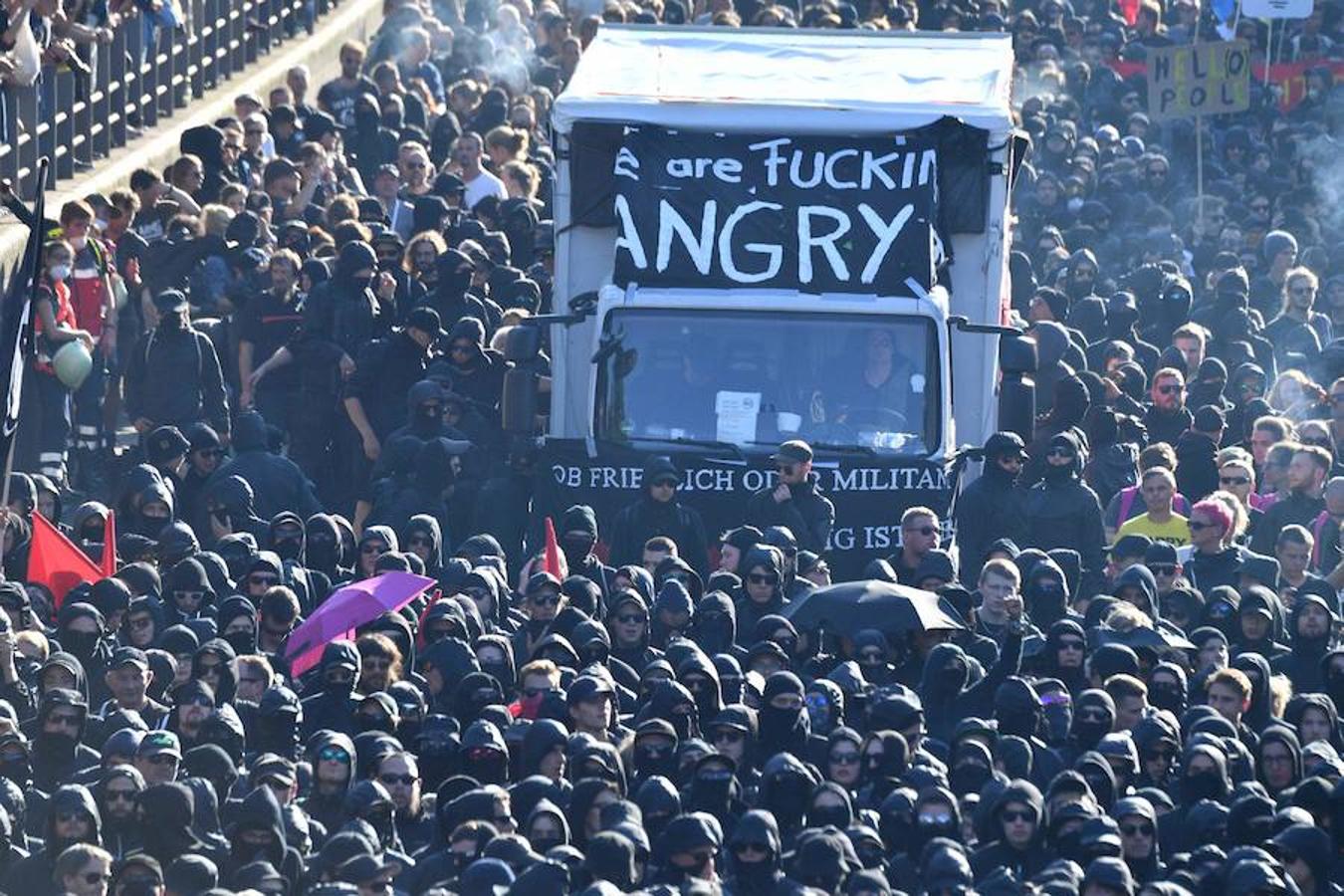 Marcha contra el G20. Manifestantes marchan durante la manifestación «Welcome to Hell» contra la cumbre del G20 en Hamburgo