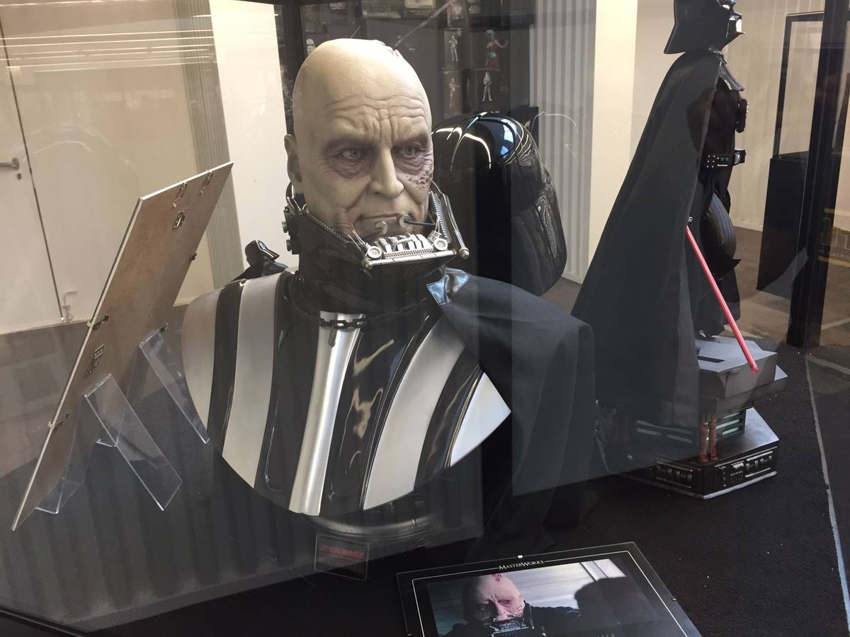 Decenas de figuras, trajes, elementos de rodaje y otros objetos de culto de Star Wars se exhiben en el Muelle de las Delicias