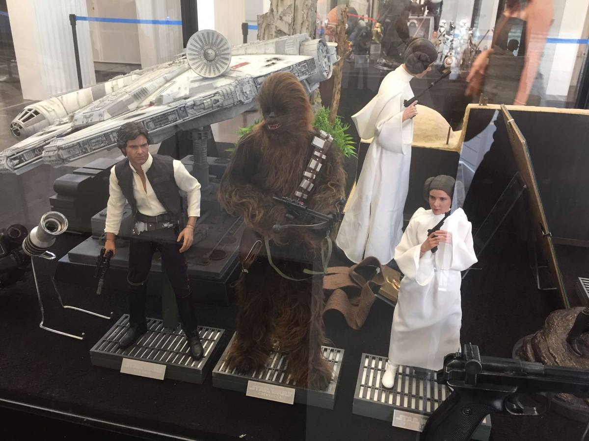 Decenas de figuras, trajes, elementos de rodaje y otros objetos de culto de Star Wars se exhiben en el Muelle de las Delicias