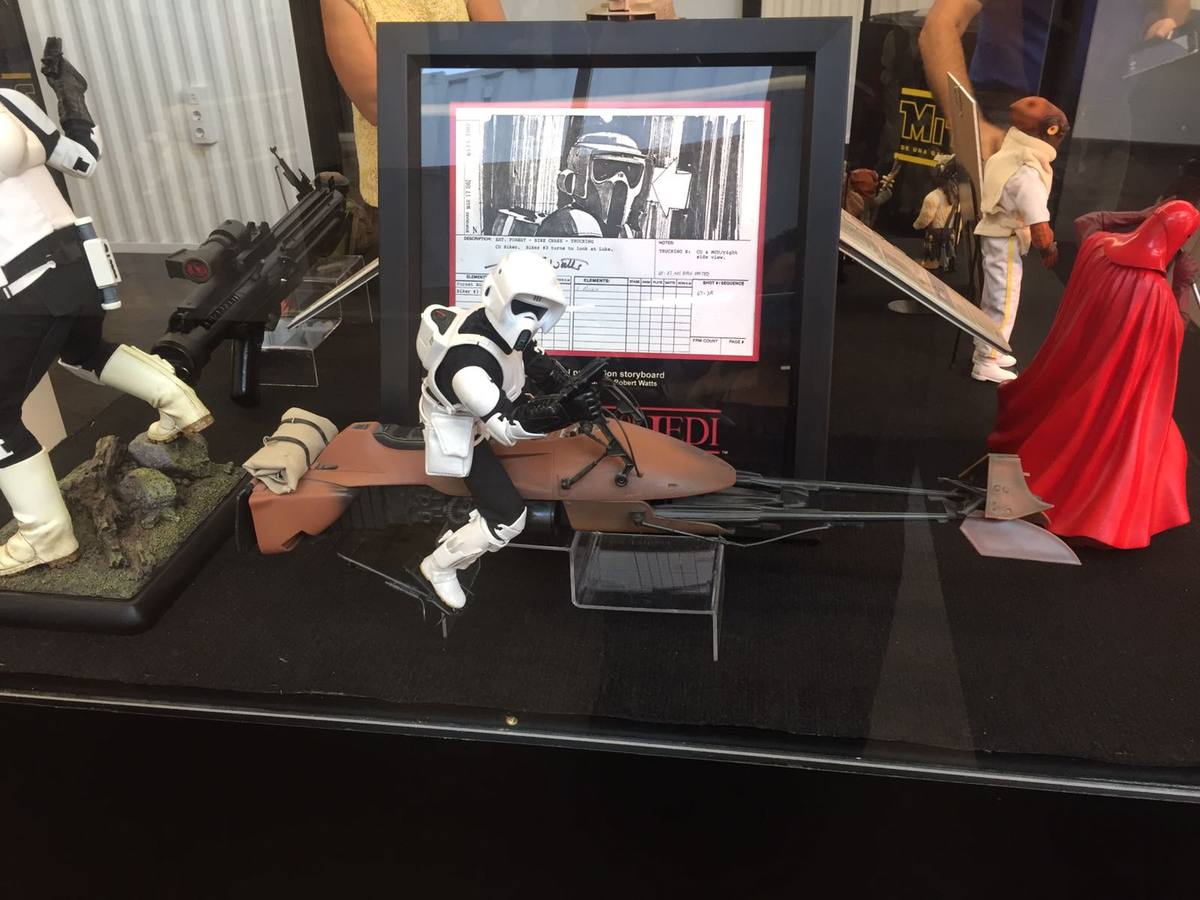 Decenas de figuras, trajes, elementos de rodaje y otros objetos de culto de Star Wars se exhiben en el Muelle de las Delicias