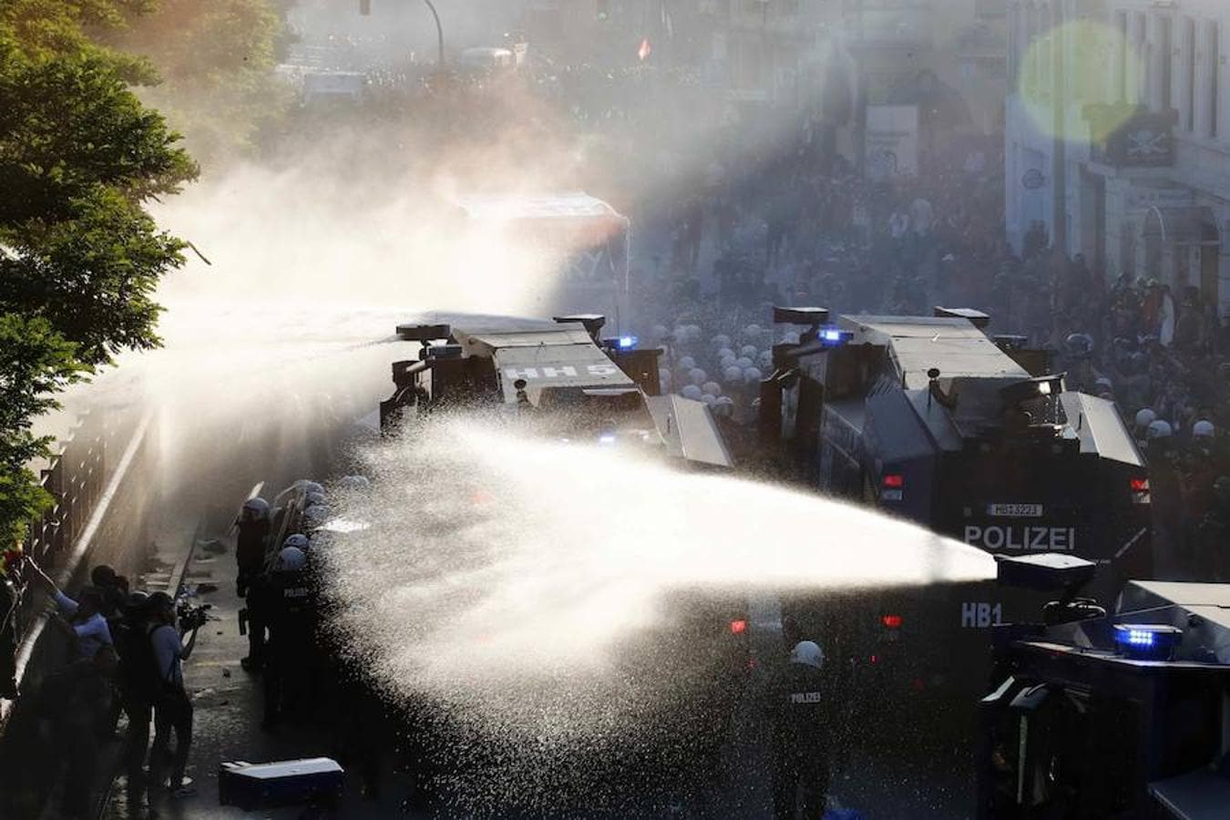 Las fuerzas de seguridad se han servido de chorros de agua a presión para dispersar a los manfestantes.