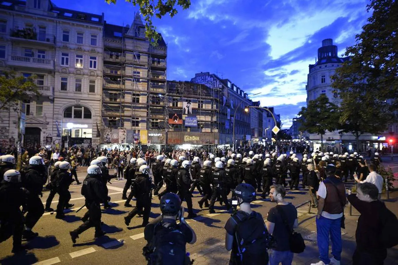 Las fuerzas de seguridad marchan por las calles de Hamburgo.