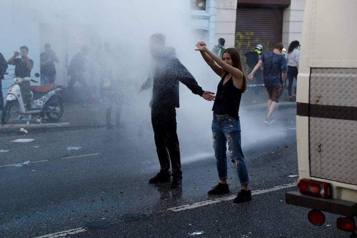 Algunas de las personas que participaban en la protesta se han enfrentado a los poicías.. 
