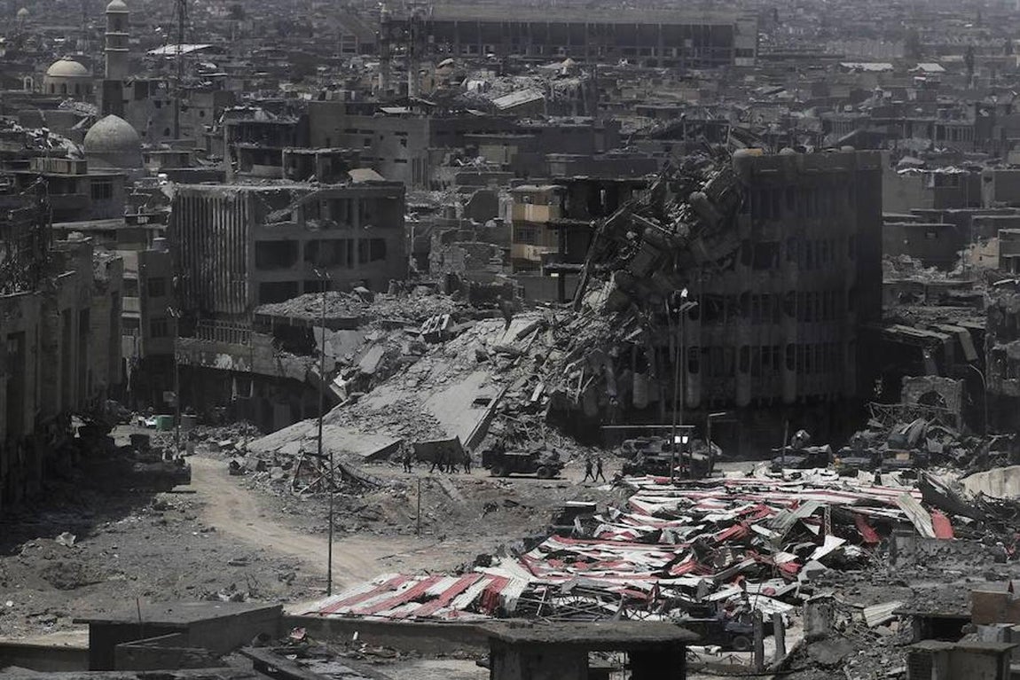 Este mismo domingo las tropas iraquíes lograron alcanzar la rivera occidental del río Tigris e impedían así cualquier posibilidad de huida a los milicianos del grupo yihadista que aún permanecían atrincherados en el casco histórico de la ciudad.. 