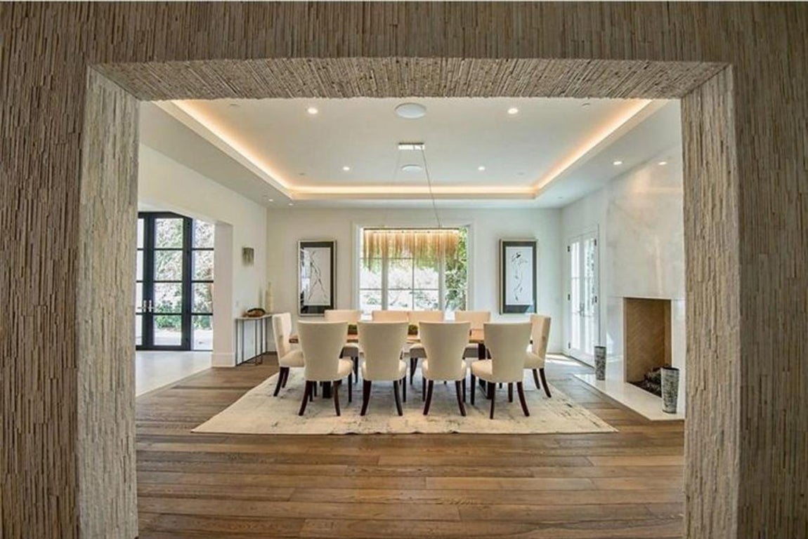 Vista completa del comedor con mesa para diez comensales.