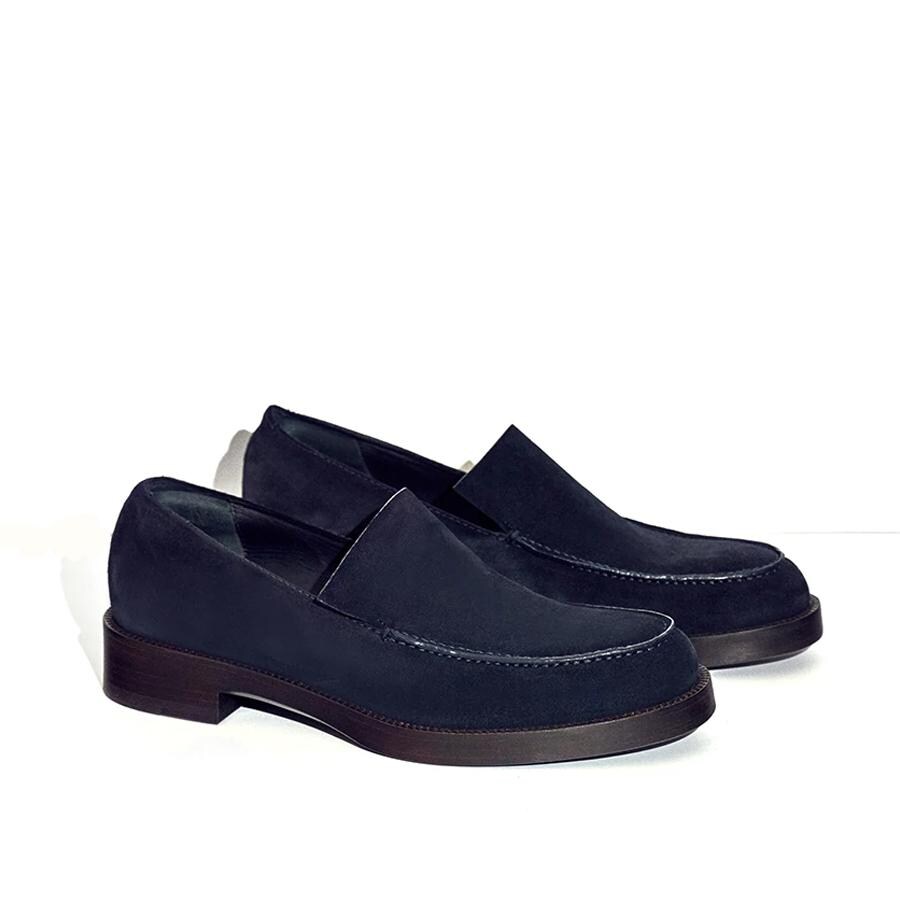 Zapato loafer modelo Lou en azul marino (313,28 €).