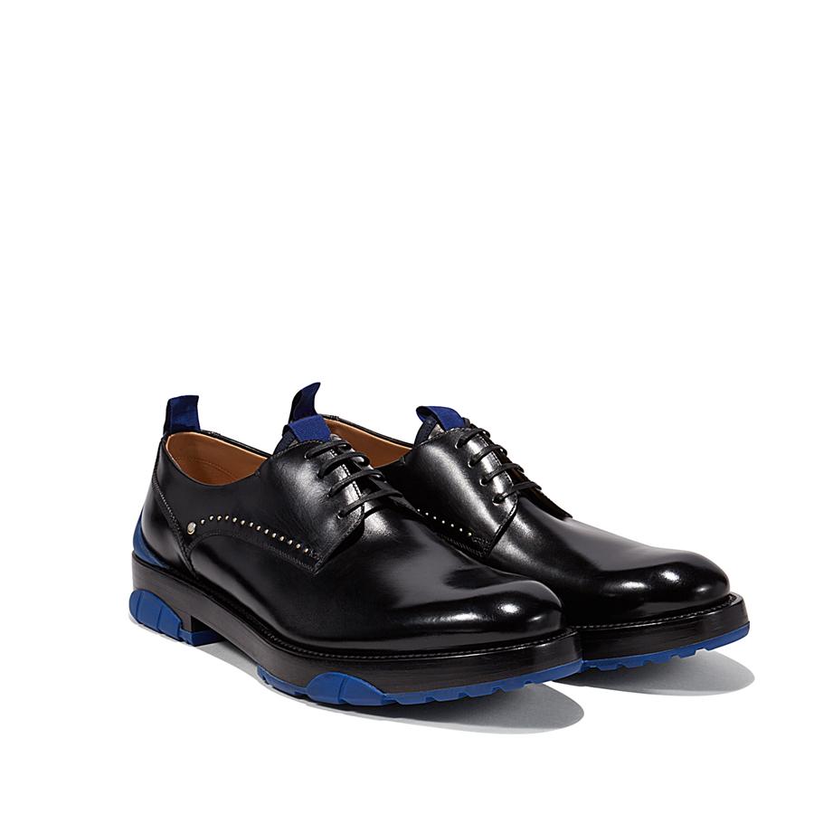 Zapatos derby de piel de becerro con detalle lateral mini tachuelas, suela de goma con contraste en azul (444 €).
