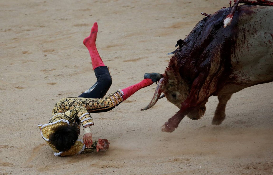 Espeluznantes imágenes de la cogida de Roca Rey en Pamplona