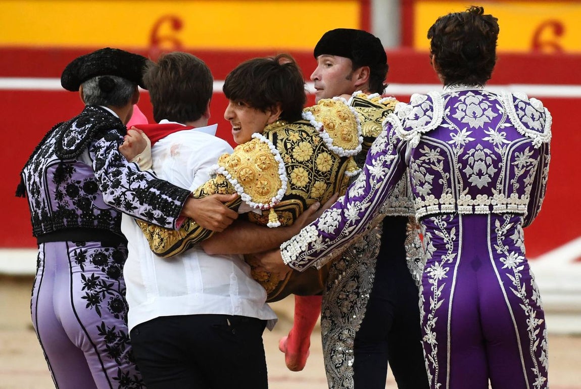 Espeluznantes imágenes de la cogida de Roca Rey en Pamplona