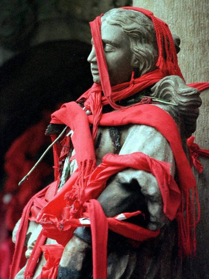 Otras estatuas de Pamplona también se tiñeron de rojo en homenaje a Miguel Ángel Blanco. 