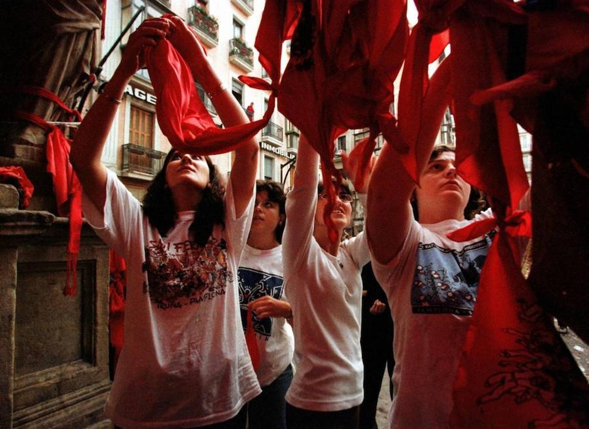 La noticia del asesinato de Miguel Ángel Blanco conmocionó a la ciudad, que en señal de duelo se quitó su pañuelo rojo. 