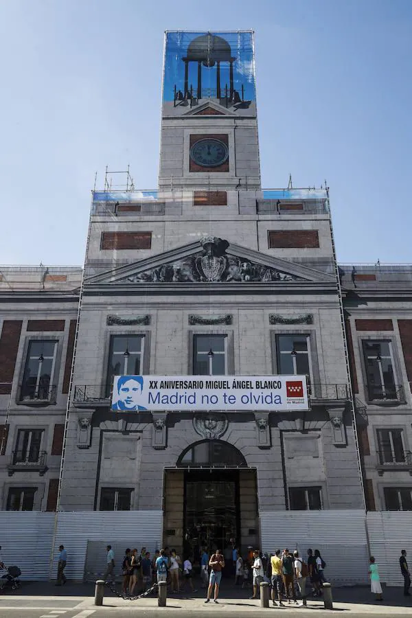 La sede del Gobierno regional madrileño, la Real Casa de Correos, en la Puerta del Sol, ha amanecido hoy con una pancarta en su fachada en recuerdo del concejal del PP secuestrado y asesinado por ETA hace 20 años 