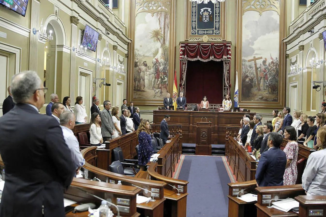 El Parlamento de Canarias, reunido en sesión plenaria, guardó hoy un minuto de silencio en memoria del concejal de Ermua Miguel Ángel Blanco