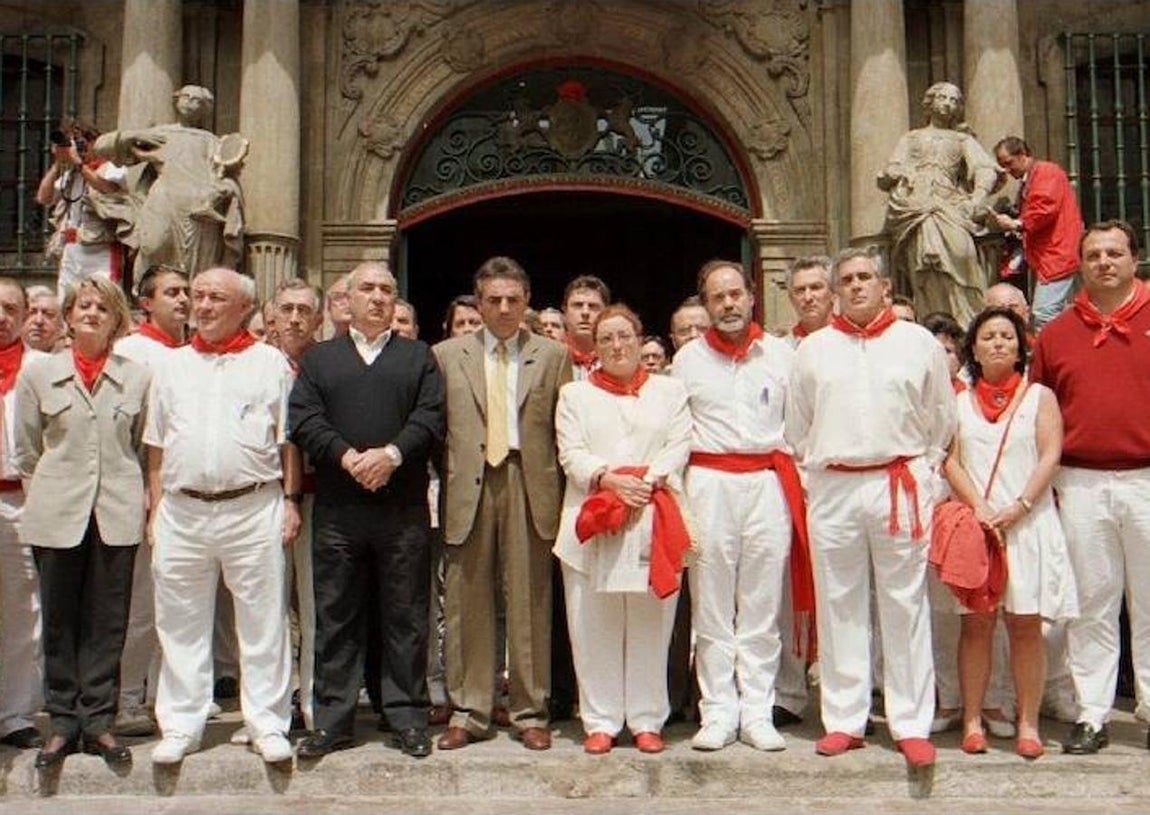 Al igual que el resto de España, los navarros salieron a las calles para pedir la liberación del concejal de Ermua, Miguel Ángel Blanco, secuestrado por ETA. El entonces presidente del Gobierno de Navarra, Miguel Sanz, el delegado del gobierno,Francisco Javier Ansoategui, la presidenta del Parlamento, Lola Eguren y alcaldes de los principales pueblos de Navarra se concentraron el 11 de julio en la plaza del Ayuntamiento de Pamplona en protesta por el secuestro del joven edil.. 