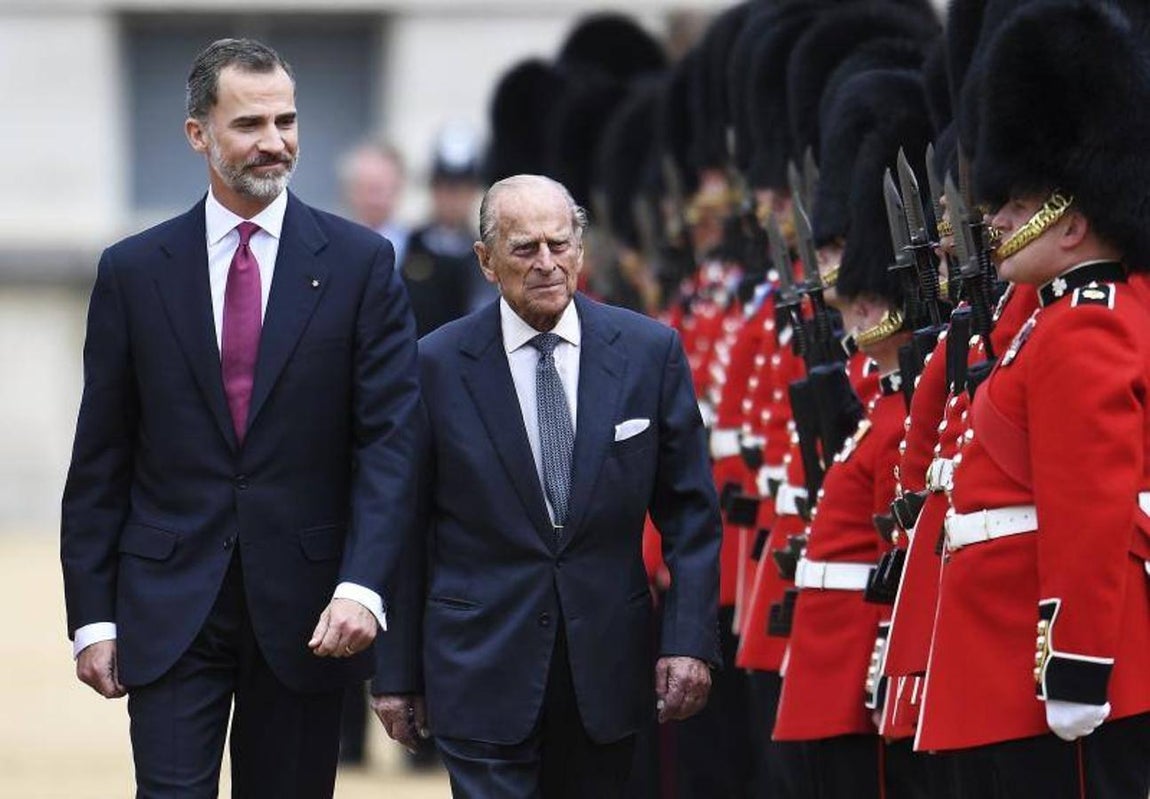 El Rey Felipe VI  de España y el duque Felipe de Edimburgo pasan revista a la Guardia de Honor durante la recepción de bienvenida que la reina Isabel II de Inglaterra ofreció a los Reyes de España,. 