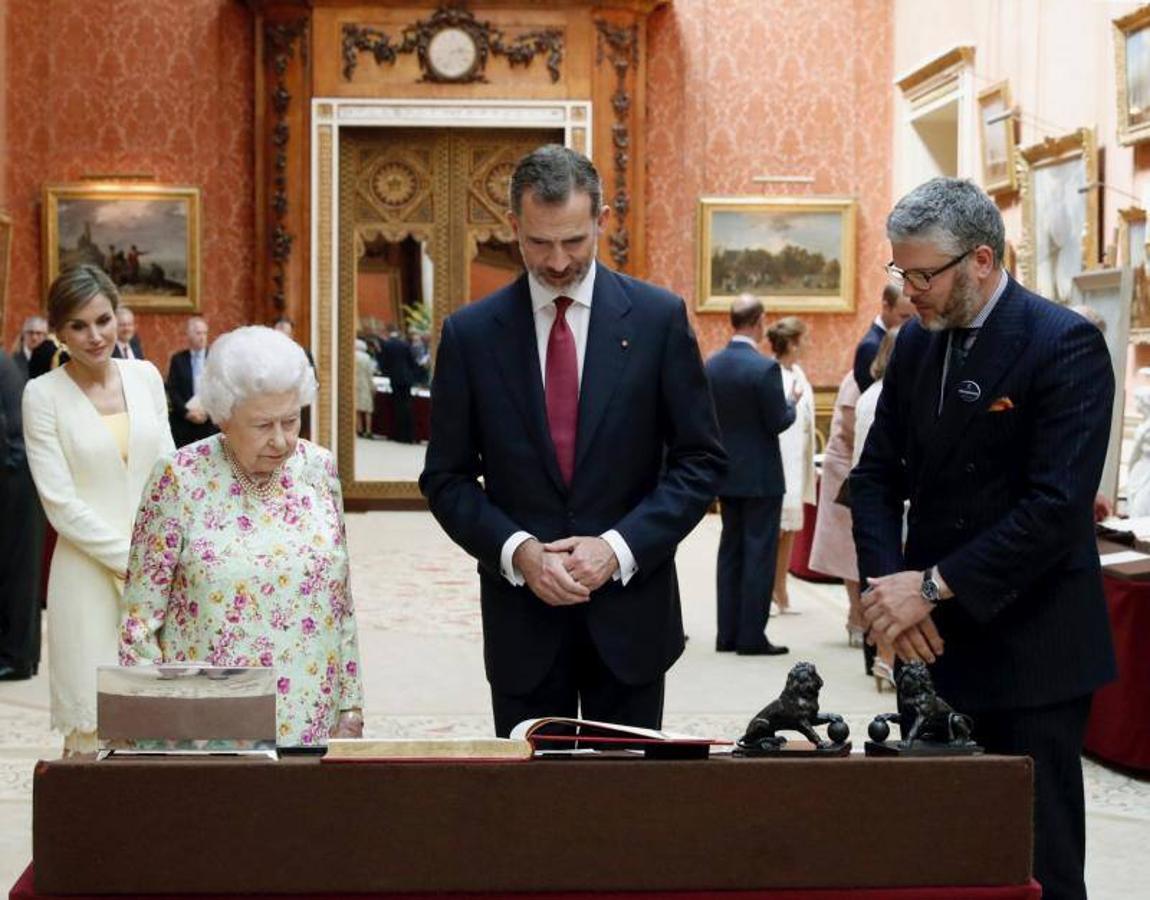 Los Reyes, Felipe VI (2d) y Letizia (i), junto a la Reina Isabel II (2i), durante la visita a una exposición de objetivos españoles pertenecientes a la colección Real en la Picture Gallery. 