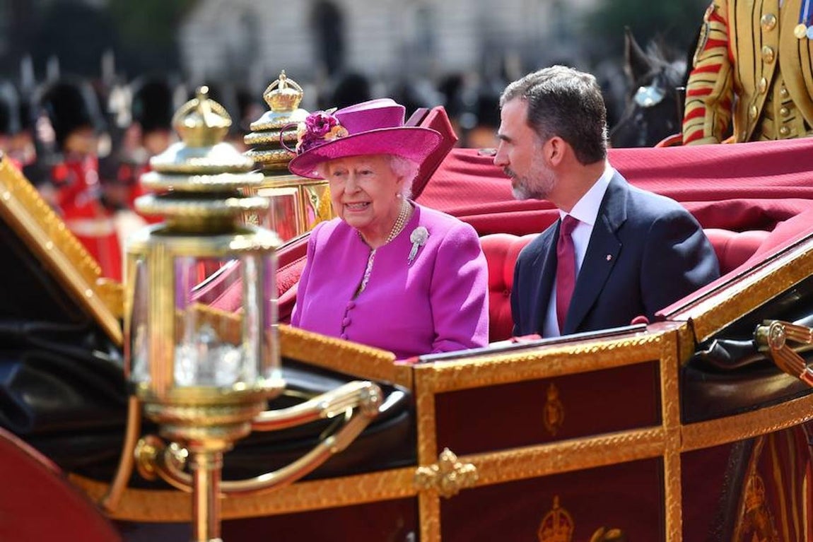 Don Felipe y la Reina Isabel II en un carruaje en Horse Guards Parade, en Londres.. 