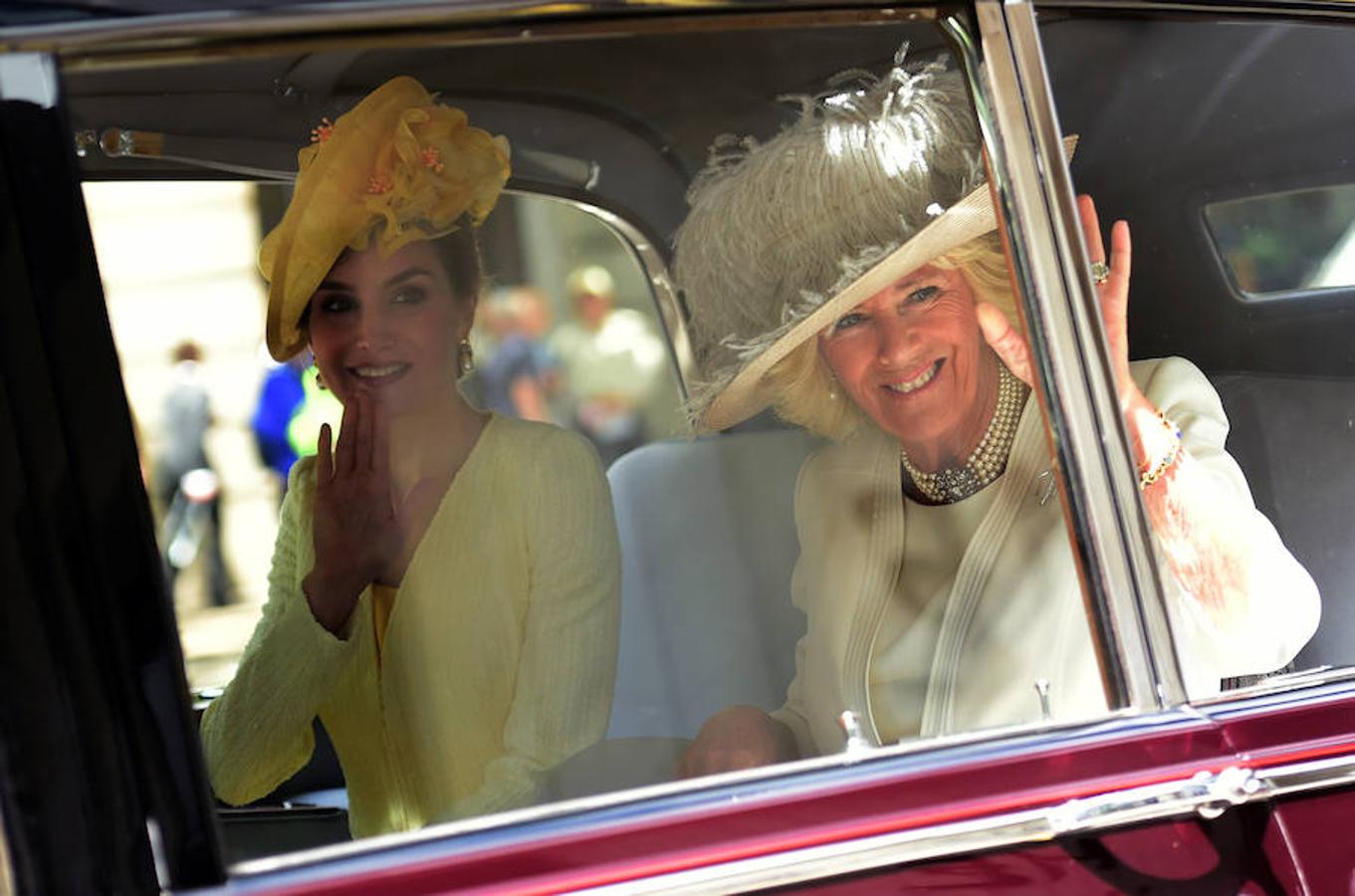 Doña Letizia y la Duquesa de Cornwall, llegando a la ceremonia de bienvenida.