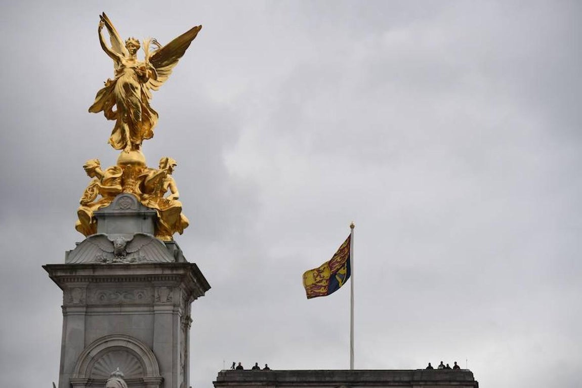 Las fuerzas de seguridad británicas vigilan desde el techo del Palacio de Buckingham, a la espera de la llegada de los Reyes de España. Una visita que durará tres días.. 