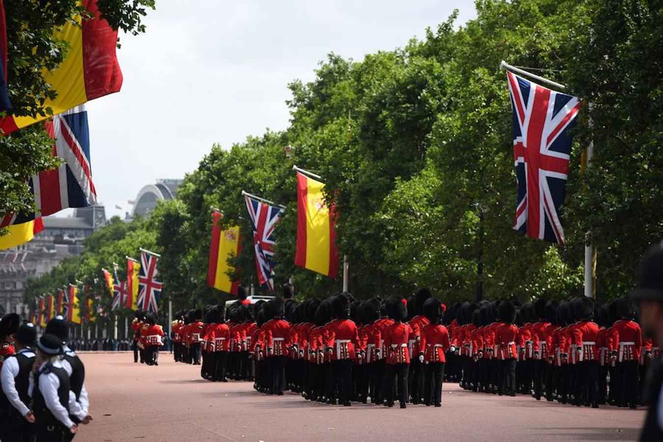 Miembros de la Guardia Real inglesa esperan la llegada de los Reyes de España.
