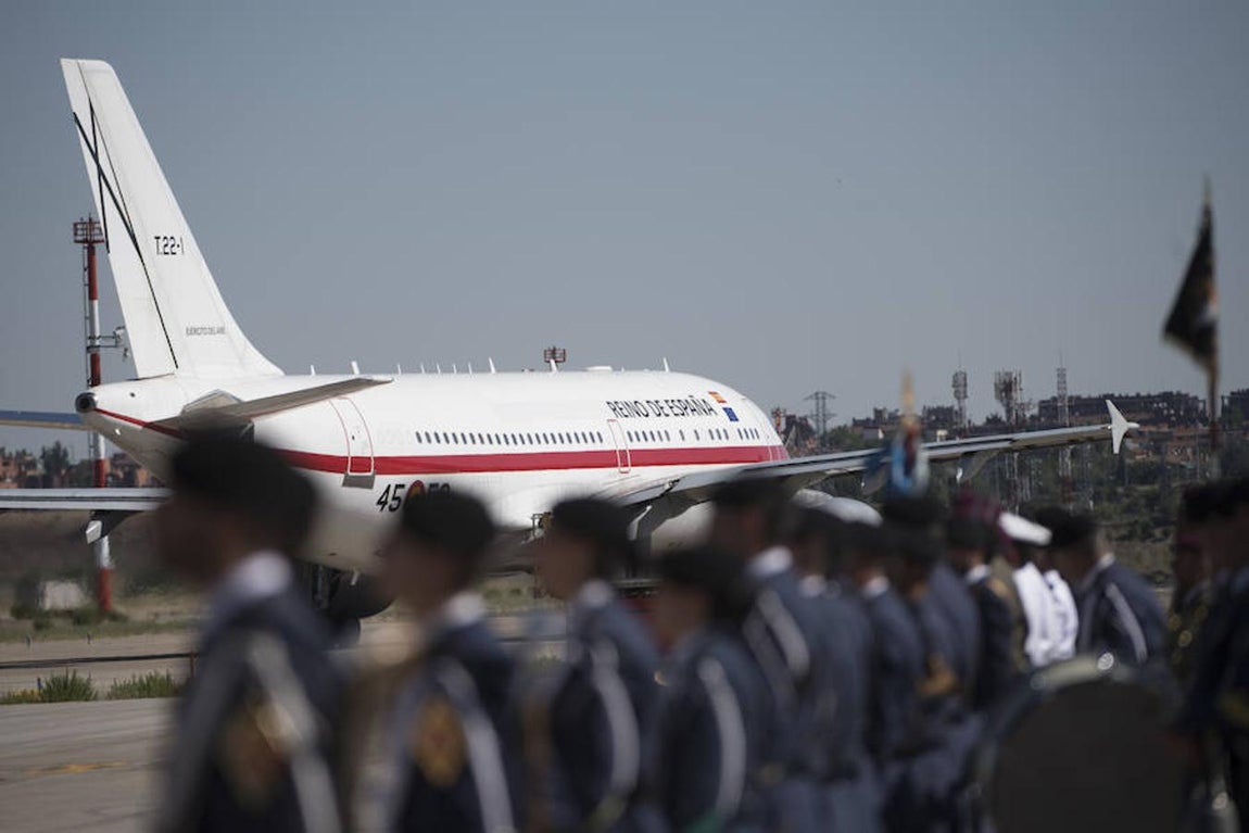 Los Reyes son despedidos con honores en Madrid antes de partir hacia Reino Unido.. 