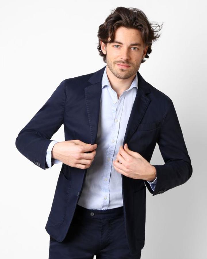 Americana Navy en azul marino (185€)